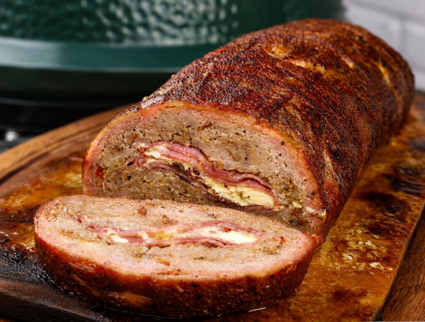 Cheesy Meatloaf von der Holzplanke