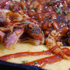 Pulled Pork auf Cornbread mit BBQ Beans