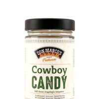 Cowboy Candy, eingelegte Jalapneos im Glasbehälter, beiges Etikett mit Produktname in Front, schwarzer blech Schraubdeckel