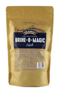 Fisch Brine O Magic in braunem Kraftpapier Beutel. Großes Etikett in Front mit gezeichnetem Fisch im Hintergrund