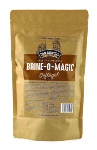 Gefluegel Brine O Magic in braunem Kraftpapier Beutel. Großes Etikett in Front mit gezeichnetem Huhn im Hintergrund