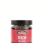 Fisch Grillgewuerz in Glasbehaelter, rot schwarzes Papier Etikett, schwarzer Schraubdeckel