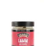 Lamm Grillgewuerz in Glasbehaelter, rot schwarzes Papier Etikett, schwarzer Schraubdeckel