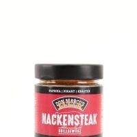 Nackensteak Grillgewuerz in Glasbehaelter, rot schwarzes Papier Etikett, schwarzer Schraubdeckel