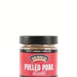 Pulled Pork Grillgewuerz in Glasbehaelter, rot schwarzes Papier Etikett, schwarzer Schraubdeckel