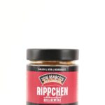 Rippchen Grillgewuerz in Glasbehaelter, rot schwarzes Papier Etikett, schwarzer Schraubdeckel