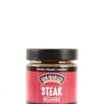 Steak Grillgewuerz in Glasbehaelter, rot schwarzes Papier Etikett, schwarzer Schraubdeckel