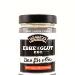Ebbe und Glut BBQ Sauce in Glasbehälter, schwarze Front auf weißen Etikett mit roter Box für Schriftzug, schwarzer Blechdeckel, graue Einfassung