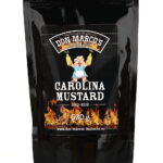 Carolina Mustard Rub im Nachfuellbeutel, schwarzer wiederverschließbarer Beutel mit Zipper, schwarz gesleeved, Comic Schwein in Kleid mit Senfsqueezern als Maskotchen