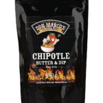 Chipotle Butter Rub im Nachfuellbeutel, schwarzer wiederverschließbarer Beutel mit Zipper, schwarz gesleeved, Comic Chili aus Schale als Maskotchen