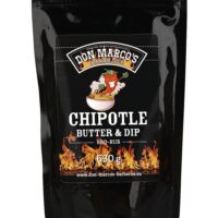 Chipotle Butter Rub im Nachfuellbeutel, schwarzer wiederverschließbarer Beutel mit Zipper, schwarz gesleeved, Comic Chili aus Schale als Maskotchen