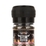 classic steak pfeffer in transparenter PET Dose, schwarzes Etikett mit Produktname und Hörnern in Front, schwarze Deckelmühle