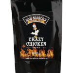 Crazy Chicken Rub im Nachfuellbeutel, schwarzer wiederverschließbarer Beutel mit Zipper, schwarzes Etikett, Comic Huhn mit Kopfbandage als Maskotchen