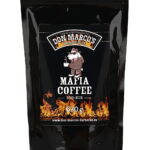 Mafia Coffee Rub im Nachfuellbeutel, schwarzer wiederverschließbarer Beutel mit Zipper schwarzes Etikett, Comic Lamm im Anzug mit Kaffeetasse als Maskotchen