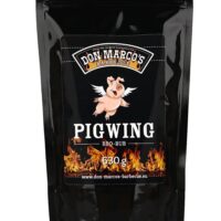 PigWing Barbecue Rub im Nachfuellbeutel, schwarzer wiederverschließbarer Beutel mit Zipper, schwarzes Etikett, Comic Schwein mit Flügeln als Maskotchen