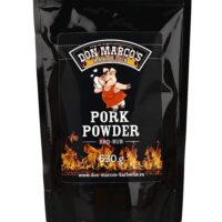 Pork Powder Rub im Nachfuellbeutel, schwarzer wiederverschließbarer Beutel mit Zipper, schwarz gesleeved, Comic Schwein mit Puderquaste als Maskotchen