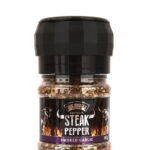 smoked garlic steak pfeffer in transparenter PET Dose, schwarzes Etikett mit Produktname und Hörnern in Front, schwarze Deckelmühle