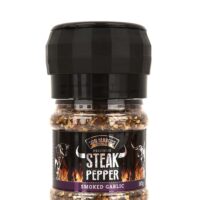 smoked garlic steak pfeffer in transparenter PET Dose, schwarzes Etikett mit Produktname und Hörnern in Front, schwarze Deckelmühle