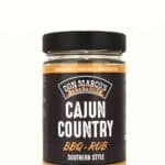 Cajun Country Barbecue Rub in Glas Dose, schwarzes Etikett, orangener Rand und Schrift, schwarzer Blech Deckel, Don Marco's Barbecue Logo oben mittig