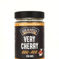 Very Cherry Rub in Glas Dose, schwarzes Etikett, orangener Rand und Schrift, schwarzer Blech Deckel, Don Marco's Barbecue Logo oben mittig, Schweinchen mit Kirschen unten rechts mittig