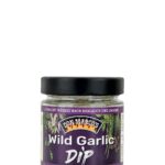 Wild Garlic Dip im Glasbehaelter, lila Etiket mit Produktname in Front, gerahmt mit hell lila Balken und weißer Schrift, schwarzer Blech Deckel